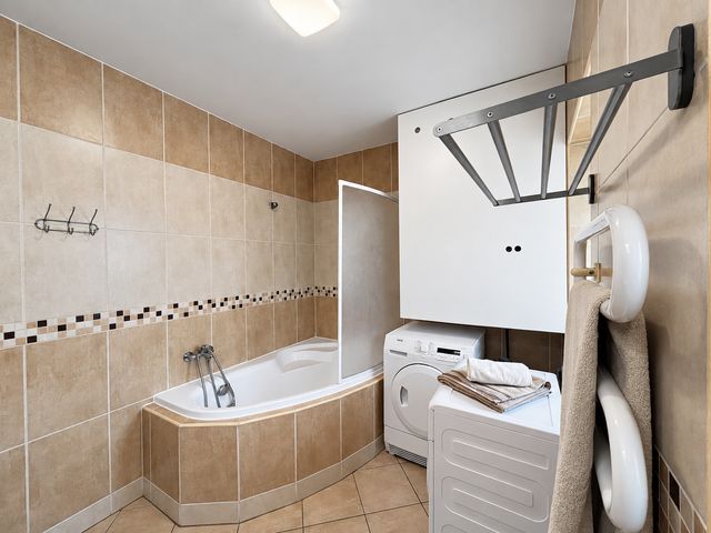 Velkolepý byt 2+kk s 90 m² a 3 m vysokými stropy — fotografie 23