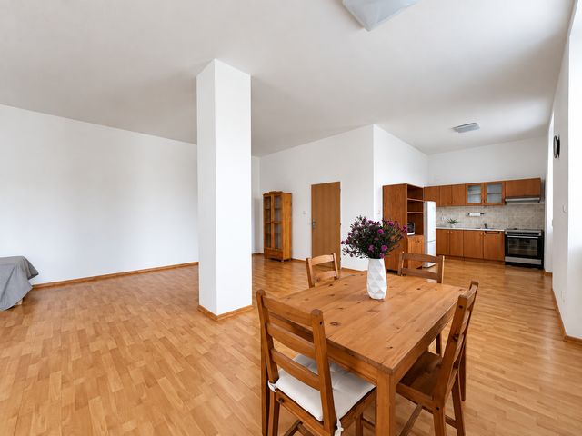Velkolepý byt 2+kk s 90 m² a 3 m vysokými stropy — fotografie 5