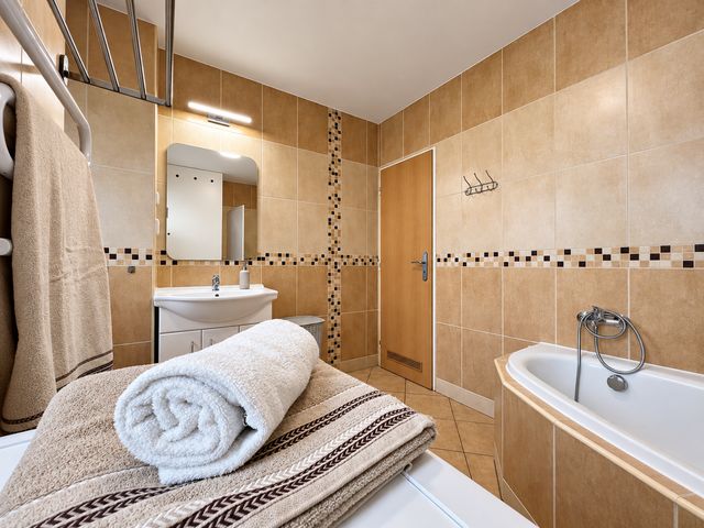 Velkolepý byt 2+kk s 90 m² a 3 m vysokými stropy — fotografie 22