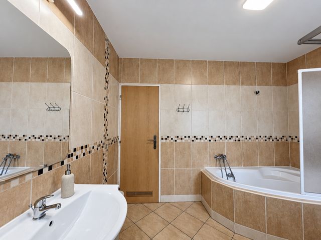 Velkolepý byt 2+kk s 90 m² a 3 m vysokými stropy — fotografie 18