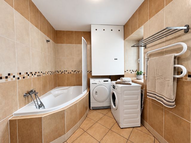 Velkolepý byt 2+kk s 90 m² a 3 m vysokými stropy — fotografie 27
