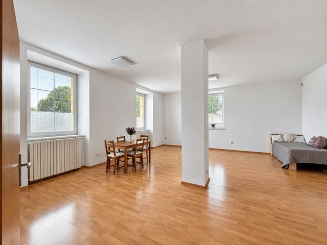 Velkolepý byt 2+kk s 90 m² a 3 m vysokými stropy — fotografie 17