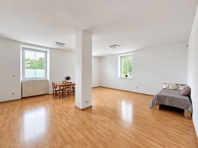 Velkolepý byt 2+kk s 90 m² a 3 m vysokými stropy — fotografie 14