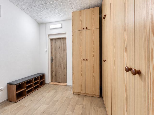 Velkolepý byt 2+kk s 90 m² a 3 m vysokými stropy — fotografie 37