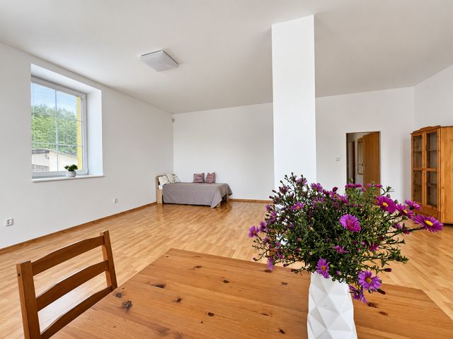 Velkolepý byt 2+kk s 90 m² a 3 m vysokými stropy — fotografie 4