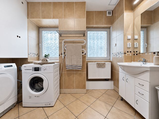Velkolepý byt 2+kk s 90 m² a 3 m vysokými stropy — fotografie 24