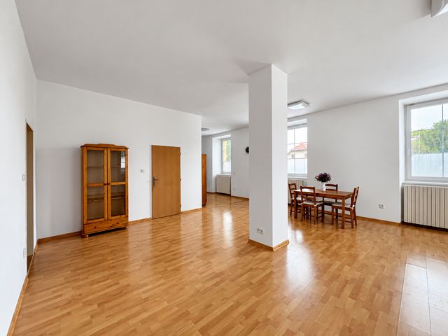 Velkolepý byt 2+kk s 90 m² a 3 m vysokými stropy — fotografie 11