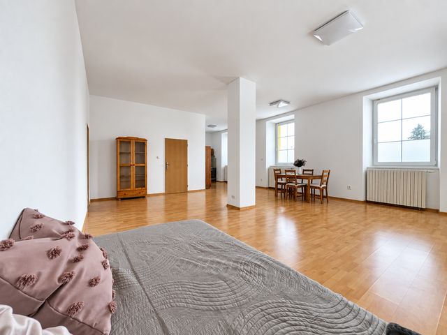 Velkolepý byt 2+kk s 90 m² a 3 m vysokými stropy — fotografie 1