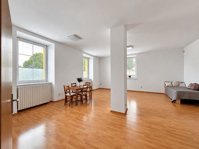 Velkolepý byt 2+kk s 90 m² a 3 m vysokými stropy — fotografie 8
