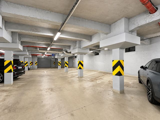 Nadstandardně široké garážové stání 18 m² i pro sportovní auta a motocykl — fotografie 6