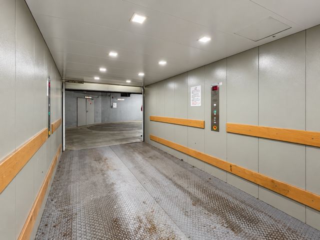 Nadstandardně široké garážové stání 18 m² i pro sportovní auta a motocykl — fotografie 9