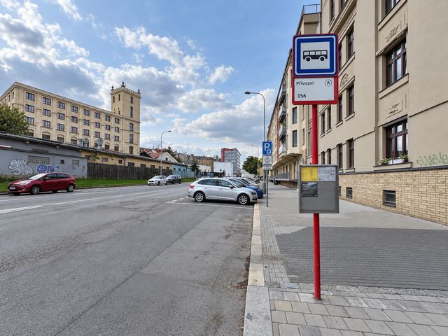 Nadstandardně široké garážové stání 18 m² i pro sportovní auta a motocykl — fotografie 18