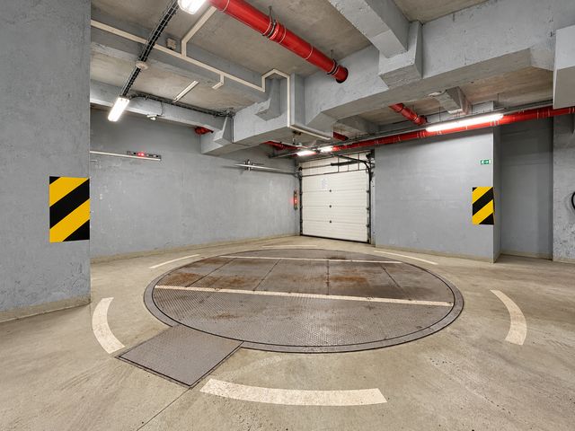 Nadstandardně široké garážové stání 18 m² i pro sportovní auta a motocykl — fotografie 11