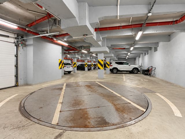 Nadstandardně široké garážové stání 18 m² i pro sportovní auta a motocykl — fotografie 12