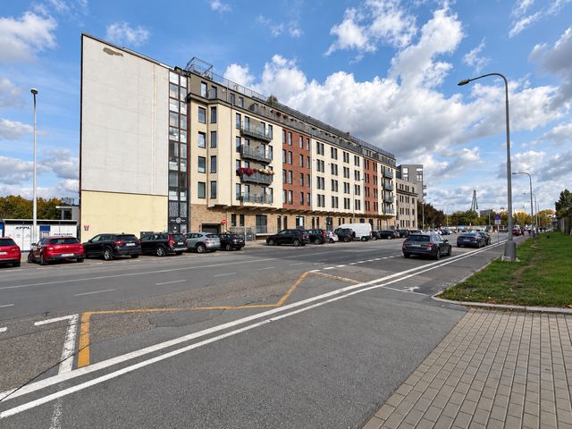 Nadstandardně široké garážové stání 18 m² i pro sportovní auta a motocykl — fotografie 7