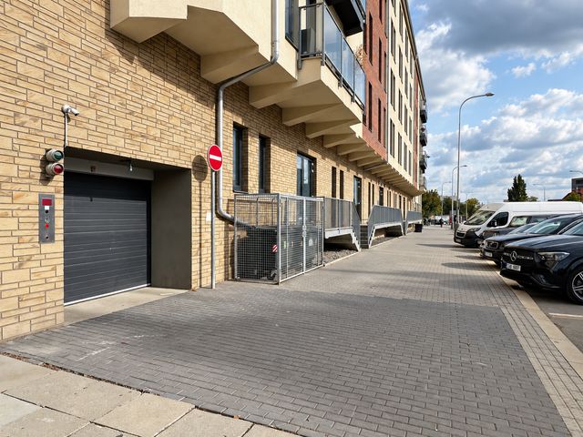 Nadstandardně široké garážové stání 18 m² i pro sportovní auta a motocykl — fotografie 17