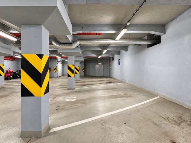 Nadstandardně široké garážové stání 18 m² i pro sportovní auta a motocykl — fotografie 5