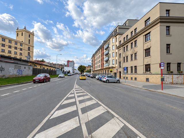 Nadstandardně široké garážové stání 18 m² i pro sportovní auta a motocykl — fotografie 4