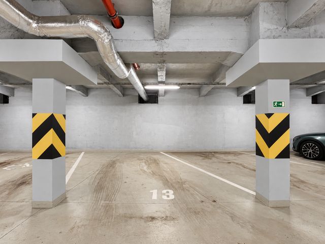 Nadstandardně široké garážové stání 18 m² i pro sportovní auta a motocykl — fotografie 2