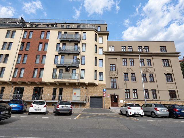 Nadstandardně široké garážové stání 18 m² i pro sportovní auta a motocykl — fotografie 21