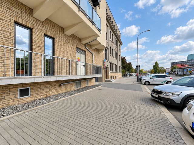 Nadstandardně široké garážové stání 18 m² i pro sportovní auta a motocykl — fotografie 15