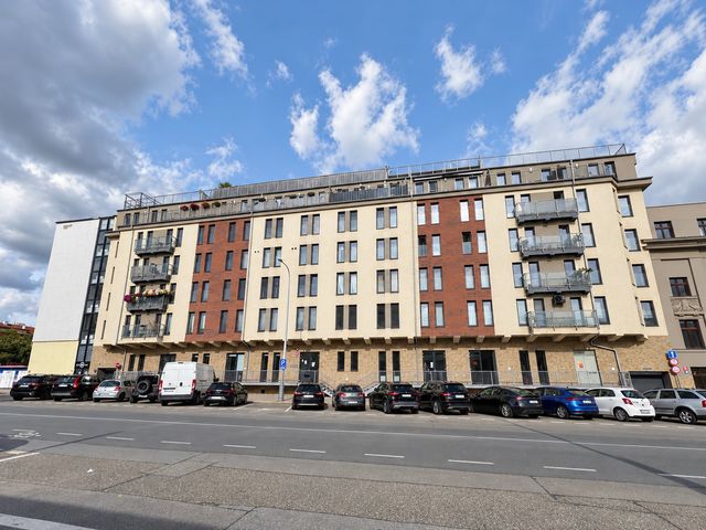 Nadstandardně široké garážové stání 18 m² i pro sportovní auta a motocykl — fotografie 1