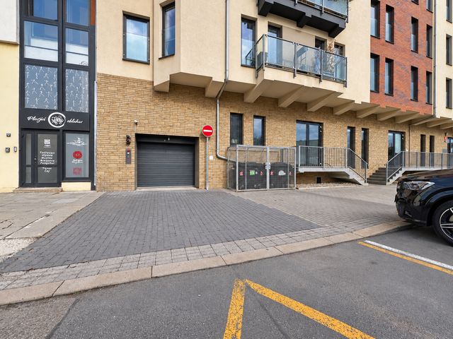 Nadstandardně široké garážové stání 18 m² i pro sportovní auta a motocykl — fotografie 20