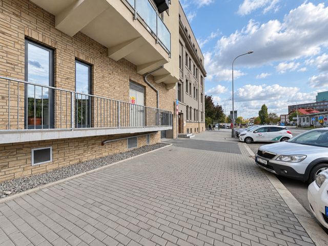 Nadstandardně široké garážové stání 18 m² i pro sportovní auta a motocykl — fotografie 19