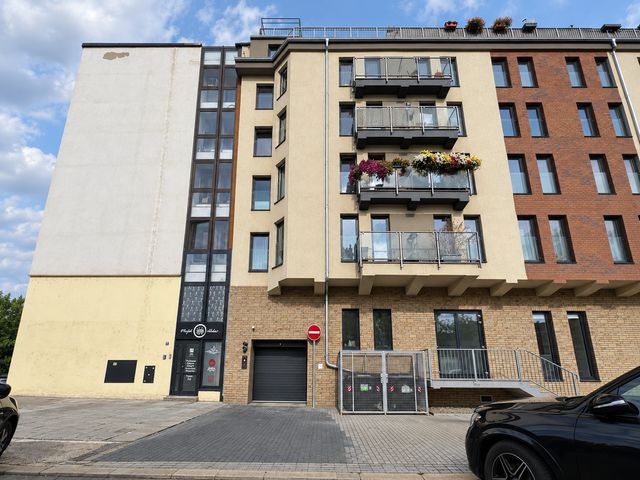 Nadstandardně široké garážové stání 18 m² i pro sportovní auta a motocykl — fotografie 22