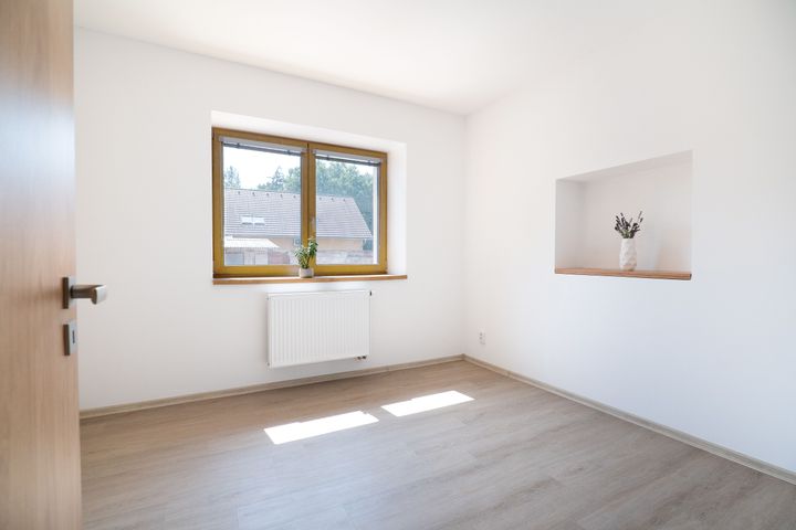 (Byt 1B) Nový 2+kk 57,55 m² s parkovacím stáním a sklepem–komorní bydlení u Klánovického lesa — fotografie 11