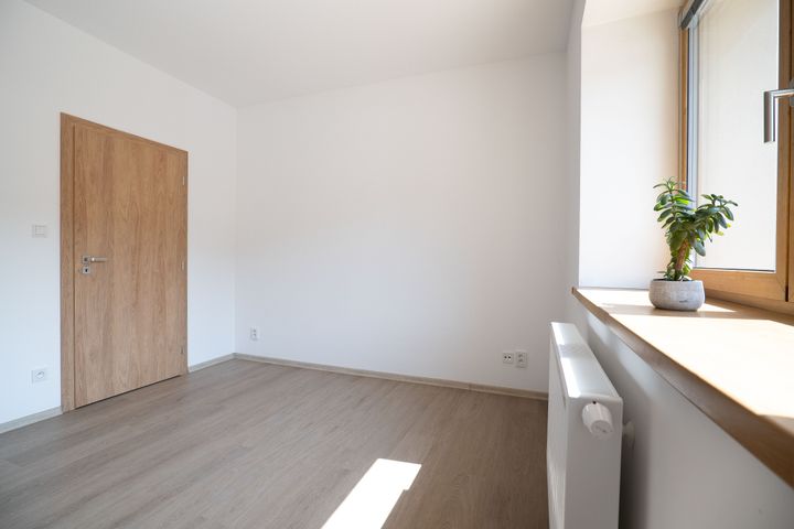 (Byt 1B) Nový 2+kk 57,55 m² s parkovacím stáním a sklepem–komorní bydlení u Klánovického lesa — fotografie 15