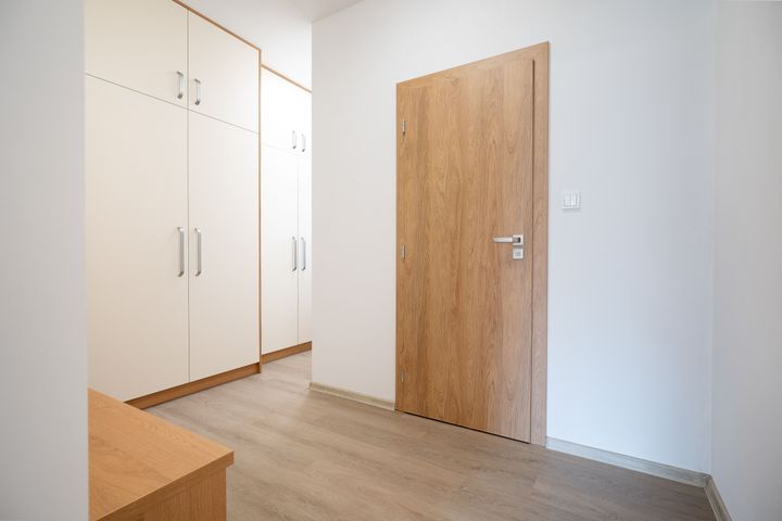 (Byt 1B) Nový 2+kk 57,55 m² s parkovacím stáním a sklepem–komorní bydlení u Klánovického lesa — fotografie 26