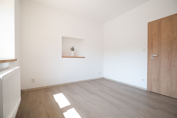 (Byt 1B) Nový 2+kk 57,55 m² s parkovacím stáním a sklepem–komorní bydlení u Klánovického lesa — fotografie 13