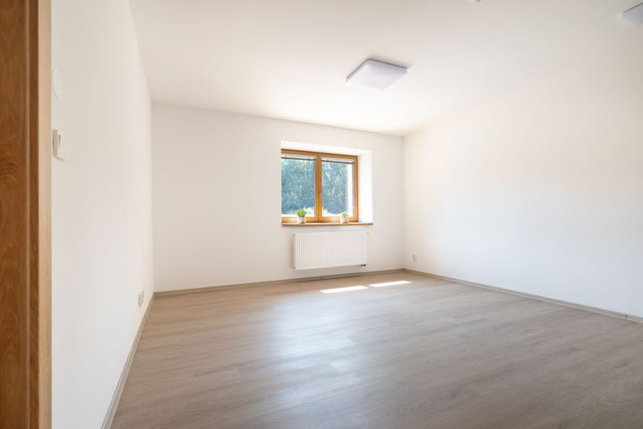 (Byt 1B) Nový 2+kk 57,55 m² s parkovacím stáním a sklepem–komorní bydlení u Klánovického lesa — fotografie 7